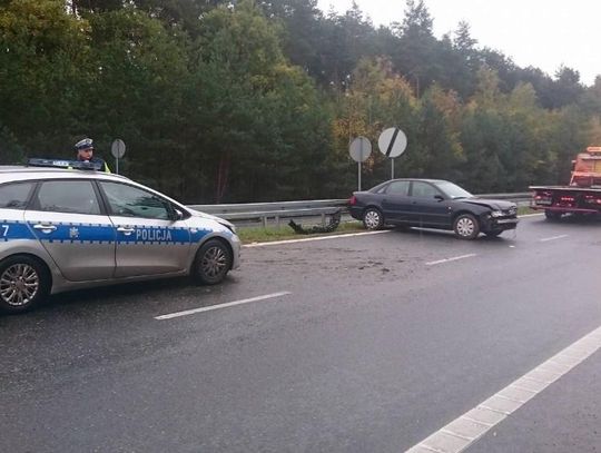 Ostrożnie na obwodnicy! Audi uderzyło w barierkę i stanęło w poprzek drogi