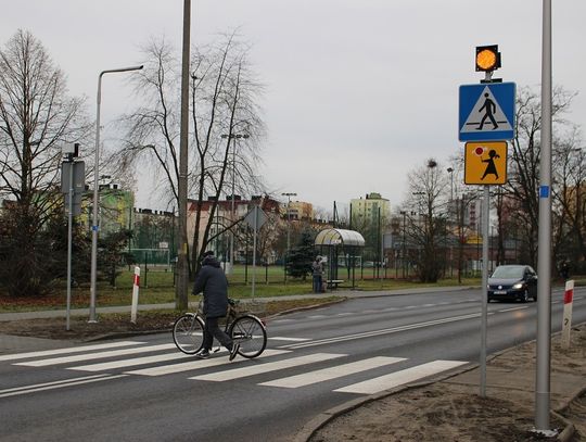 Ostrzegają kierowców, że zbliża się pieszy. Dwa kolejne inteligentne przejścia w Kędzierzynie-Koźlu