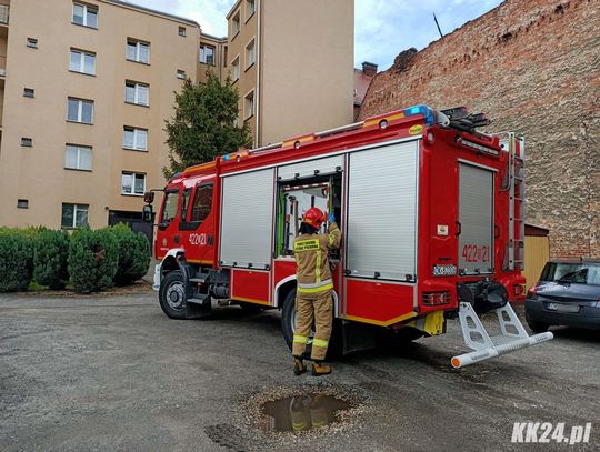 Otwarcie mieszkania przy ulicy Piastowskiej w Koźlu. Niestety, na pomoc było za późno