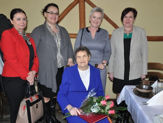 Pani Janina z Kędzierzyna-Koźla świętowała setne urodziny. Na przyjęciu odwiedziła ją prezydent