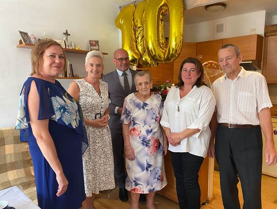 Pani Zofia z Kędzierzyna-Koźla świętuje setne urodziny! Z życzeniami odwiedziła ją prezydent Sabina Nowosielska