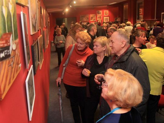 Pejzaże kędzierzyńsko-kozielskie jak malowane. Wernisaż seniorów z Uniwersytetu Trzeciego Wieku