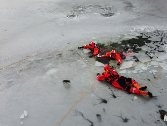 Pękający lód i akcja ratownicza. Strażacy ćwiczyli na zamarzniętej Dębowej. ZDJĘCIA