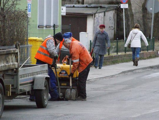 Pierwsze oznaki wiosny na ulicach. Drogowcy wzięli się za usuwanie największych dziur