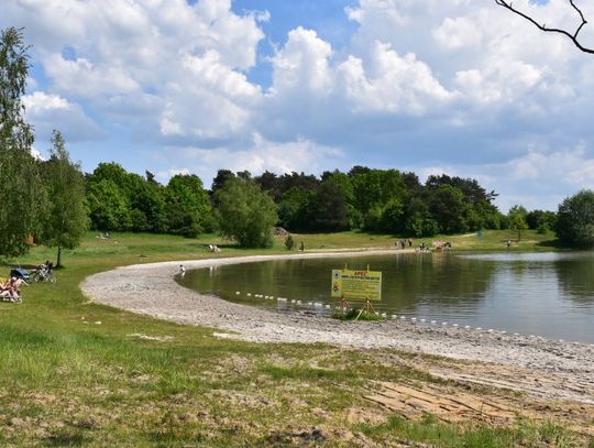 Pierwsze zamki na piasku już są. Na Dębowej powstała duża piaszczysta plaża