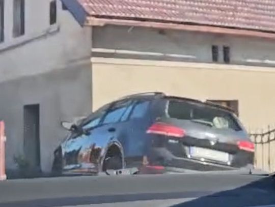Pijany 20-latek wjechał Volkswagenem w dom. Dwie osoby trafiły do szpitala