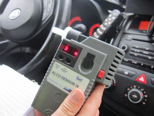 Pijany 43-latek na hulajnodze elektrycznej jechał slalomem po ulicy. Sprawa trafi do sądu