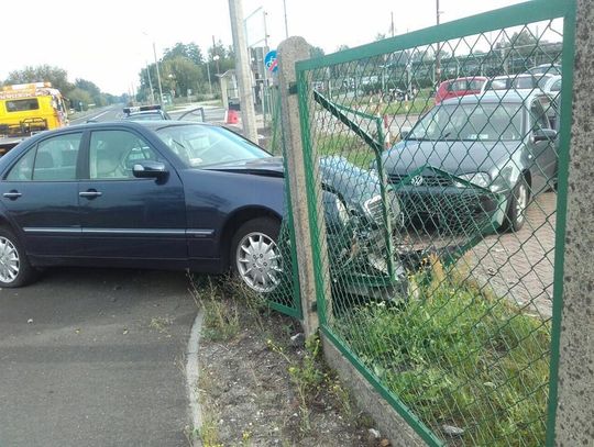 Pijany kierowca staranował ogrodzenie i uszkodził zaparkowany samochód. ZDJĘCIA