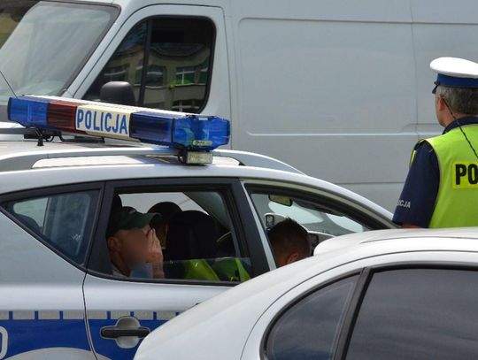 Pijany rowerzysta wjechał w autobus MZK. Pasażerowie musieli się przesiąść. ZDJĘCIA