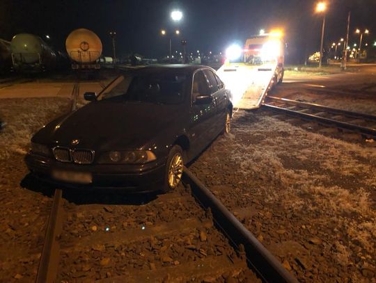 Pijany Ukrainiec "wykoleił" bmw. Wjechał na tory i porzucił na nich samochód