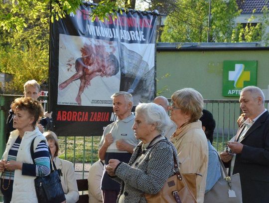 Pikieta przed kozielskim szpitalem. Antyaborcjoniści zmówili różaniec. WIDEO