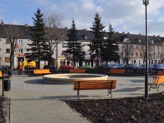 Plac Wolności jak rynek. Jest fontanna, ławki i stylowy bruk