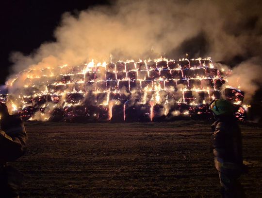 Płonęła sterta słomy w Urbanowicach. Wstępne ustalenia wskazują na podpalenie