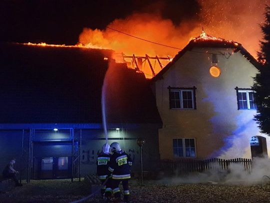 Płonie budynek mieszkalno-gospodarczy w Solarni. Na miejscu duże siły straży pożarnej. ZDJĘCIA