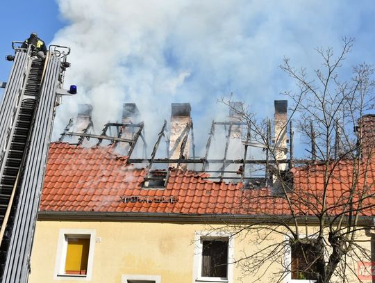 Płonie dach budynku wielorodzinnego na Pogorzelcu. W akcji kilka zastępów straży pożarnej