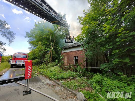 Płonie dawny budynek kolejowy w Reńskiej Wsi. Strażacy walczą z pożarem. ZDJĘCIA