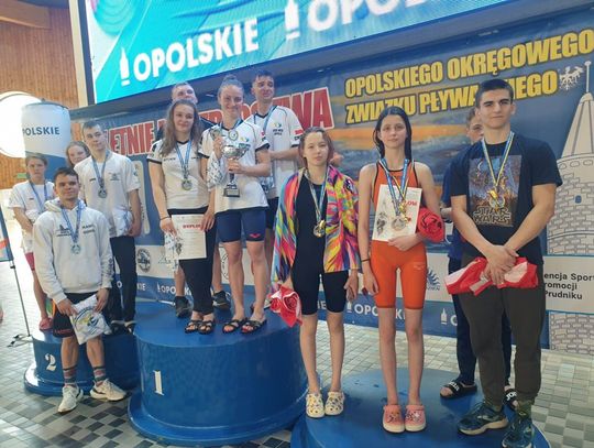 Pływacy z Kędzierzyna-Koźla znowu pokazali klasę! Kolejne zawody pełne medali