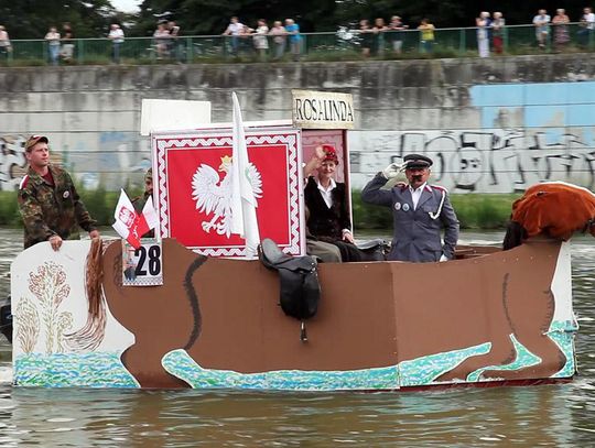 Pływadła patriotycznie. Gorące powitanie biało-czerwonej armady w Koźlu. WIDEO