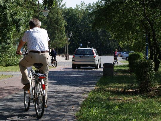 Po zamknięciu alei Jana Pawła II kierowcy jeżdżą chodnikiem. Interwencja mieszkańca