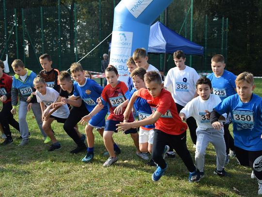 Pobiegli dla Niepodległej. Sportowe zmagania młodzieży w Koźlu. ZDJĘCIA