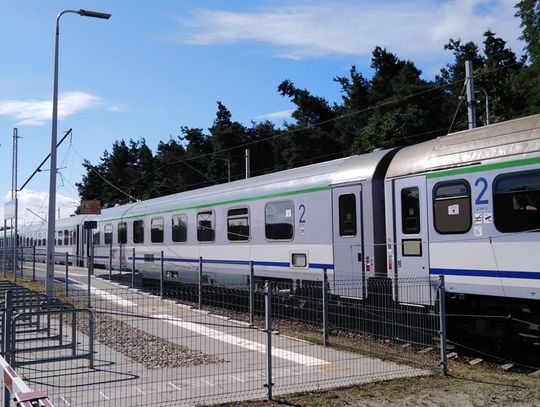 Pociąg pasażerski najechał na zerwaną sieć trakcyjną. Strażacy interweniowali w Dziergowicach
