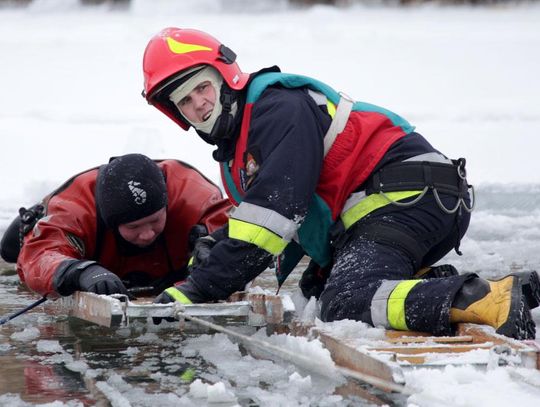 Pod człowiekiem załamał się lód! Ćwiczenia strażaków na zamarzniętym jeziorze w Dębowej. ZDJĘCIA