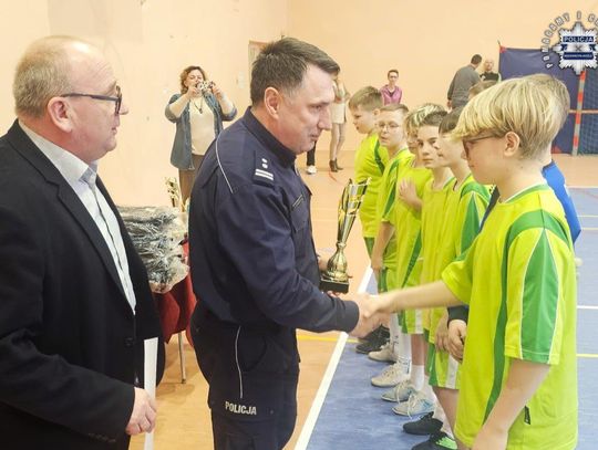 Pod patronatem policji i samorządów. XX Halowy Turniej Piłki Nożnej w Pawłowiczkach