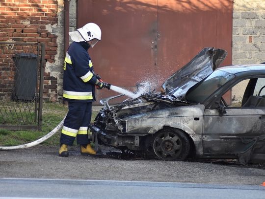 Podczas jazdy auto stanęło w płomieniach. Interwencja służb w Długomiłowicach