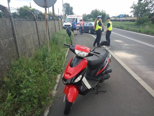 Podmuch wiatru przewrócił motorowerzystę. Poszkodowany zabrany do szpitala