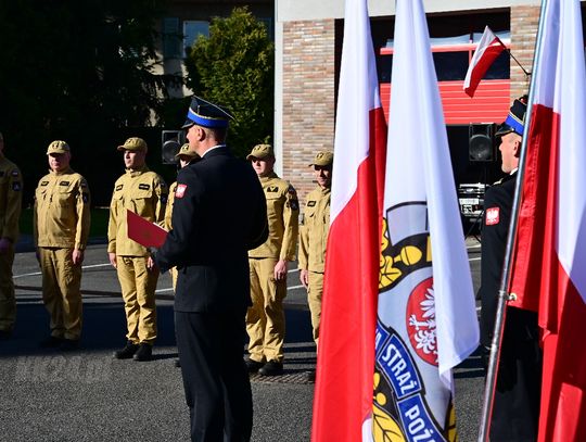 Podniosły apel z okazji 2 maja. Uroczysty Dzień Flagi w Komendzie Powiatowej Państwowej Straży Pożarnej