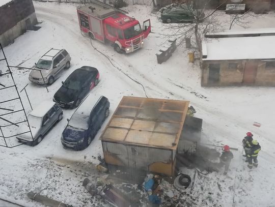 Podpalacz zrobił mieszańcom pobudkę. Pożar wiaty śmietnikowej w Koźlu