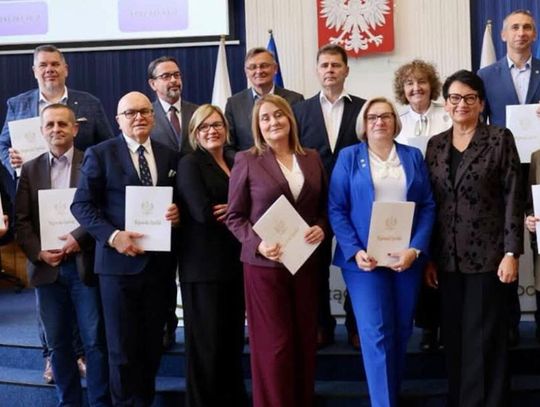Podpisano umowy na remonty dróg w powiecie kędzierzyńsko-kozielskim. Ponad 1,8 mln zł dofinansowania