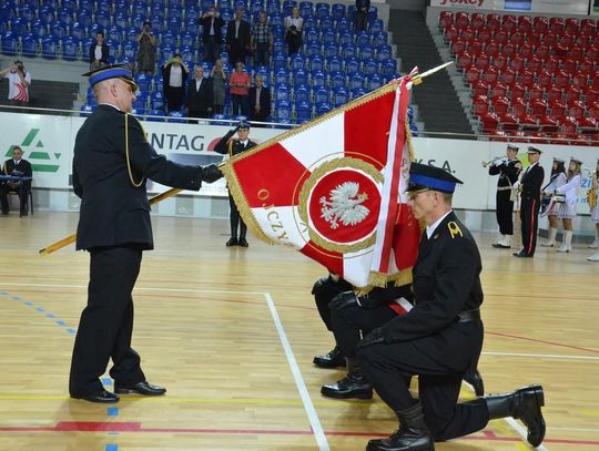 Podwójne święto strażaków z Kędzierzyna-Koźla. Nasza komenda wreszcie doczekała się sztandaru. ZDJĘCIA