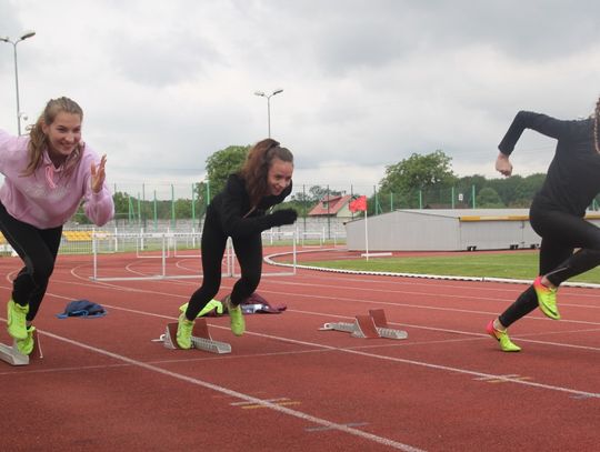 Pogoda nie ostudziła ich zapału. Drużynowe wojewódzkie zawody lekkoatletyczne w Kędzierzynie-Koźlu