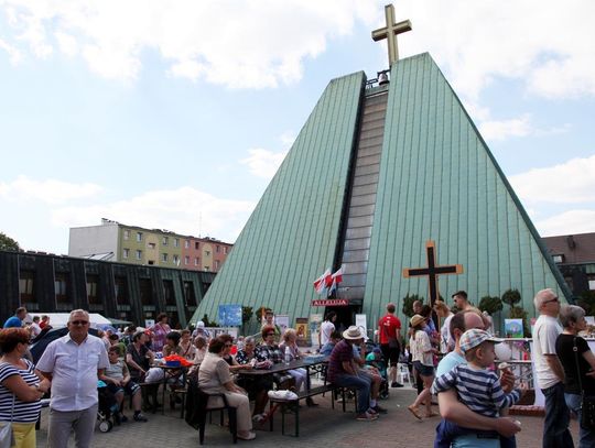 Pogorzelec bawi się na festynie przy kościele. Jest wesoło i rodzinnie. ZDJĘCIA