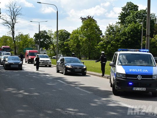 Policja sprawdza, czy zbieg nie ukrywa się w wyjeżdżających z Koźla samochodach. Obława trwa