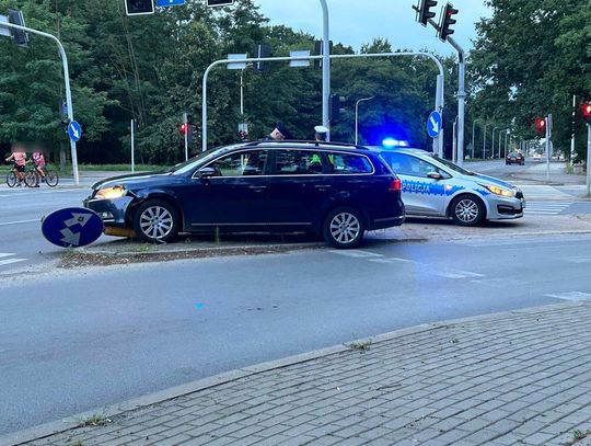 Policja szuka kierowcy passata, który w trakcie pościgu porzucił rozbite auto na środku skrzyżowania i uciekł do lasu