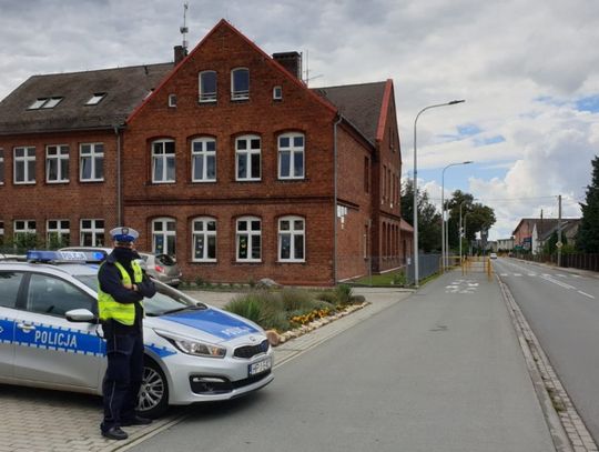 Policjanci dbają o bezpieczeństwo uczniów. Więcej patroli przy szkołach i na drogach dojazdowych