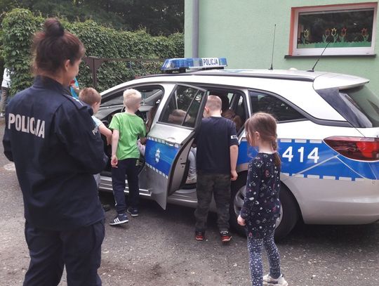 Policjanci odwiedzili dzieci w przedszkolu. Była zabawa, ale też cenna lekcja bezpieczeństwa