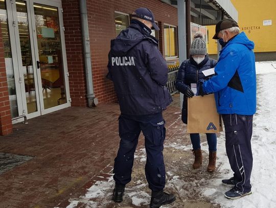 Policjanci przestrzegają seniorów przed oszustami. Działania na ulicach Kędzierzyna-Koźla