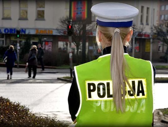 Policjanci rozdawali na ulicach Kędzierzyna-Koźla odblaski chroniące pieszych i rowerzystów