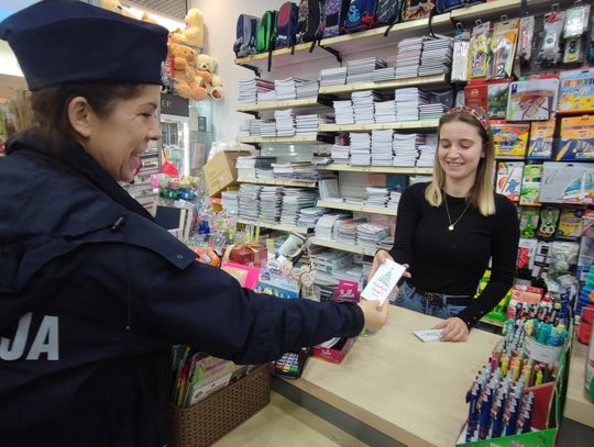 Policjanci rozmawiają z mieszkańcami o bezpieczeństwie i metodach oszustów. Akcja w galerii handlowej