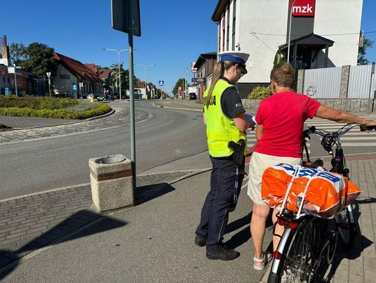 Policjanci rozmawiają z rowerzystami o bezpieczeństwie. Dwa zdarzenia z udziałem jednośladów tylko w ostatnich dniach