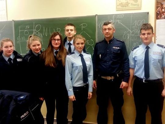 Policjanci rozmawiali z młodzieżą i seniorami