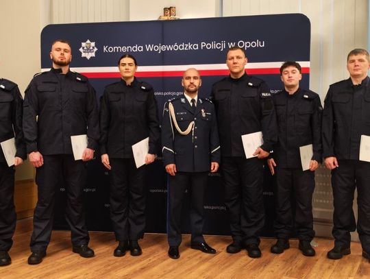 Policjanci ślubowali na sztandar. Sześcioro nowych funkcjonariuszy zasili kędzierzyńską komendę