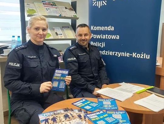 Policjanci w Powiatowym Urzędzie Pracy. Rozmawiali z osobami poszukującymi zatrudnienia o zasadach naboru do służby