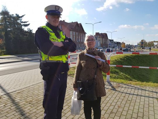 Policjanci z drogówki rozmawiali z pieszymi i rowerzystami i rozdawali im odblaski