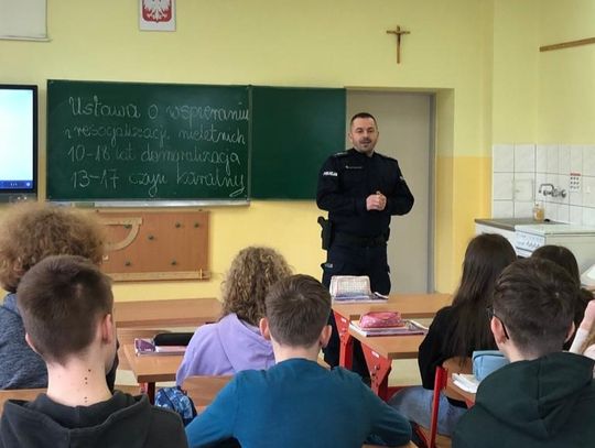 Policjanci z Kędzierzyna-Koźla rozmawiają z uczniami o odpowiedzialności prawnej nieletnich
