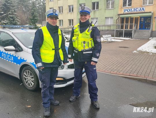 Policjanci z narażeniem zdrowia ratowali mieszkańców miasta