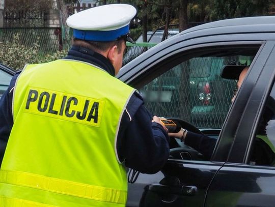 Policjanci zatrzymali pijanego kierowcę. 25-latek miał przy sobie podrobione prawo jazdy